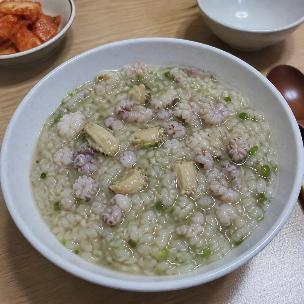 큼직한 전복과 수삼이 들어간 전복죽
