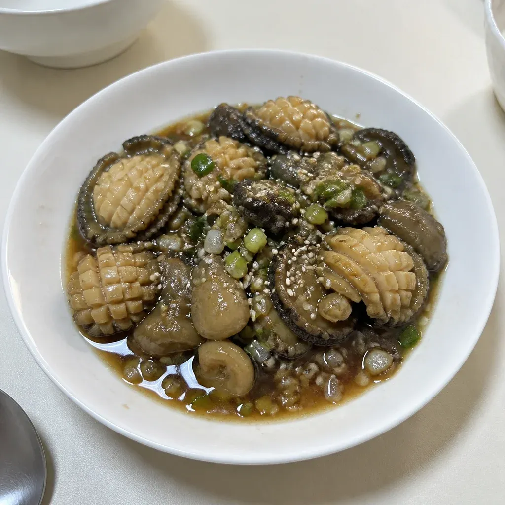 제철 전복으로 만든 담백한 전복초